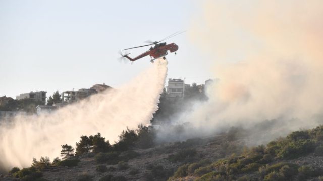 Πυρκαγιά καίει δασική έκταση δίπλα σε σπίτια στο Λουτράκι – Επιχειρούν επίγειες και εναέριες δυνάμεις