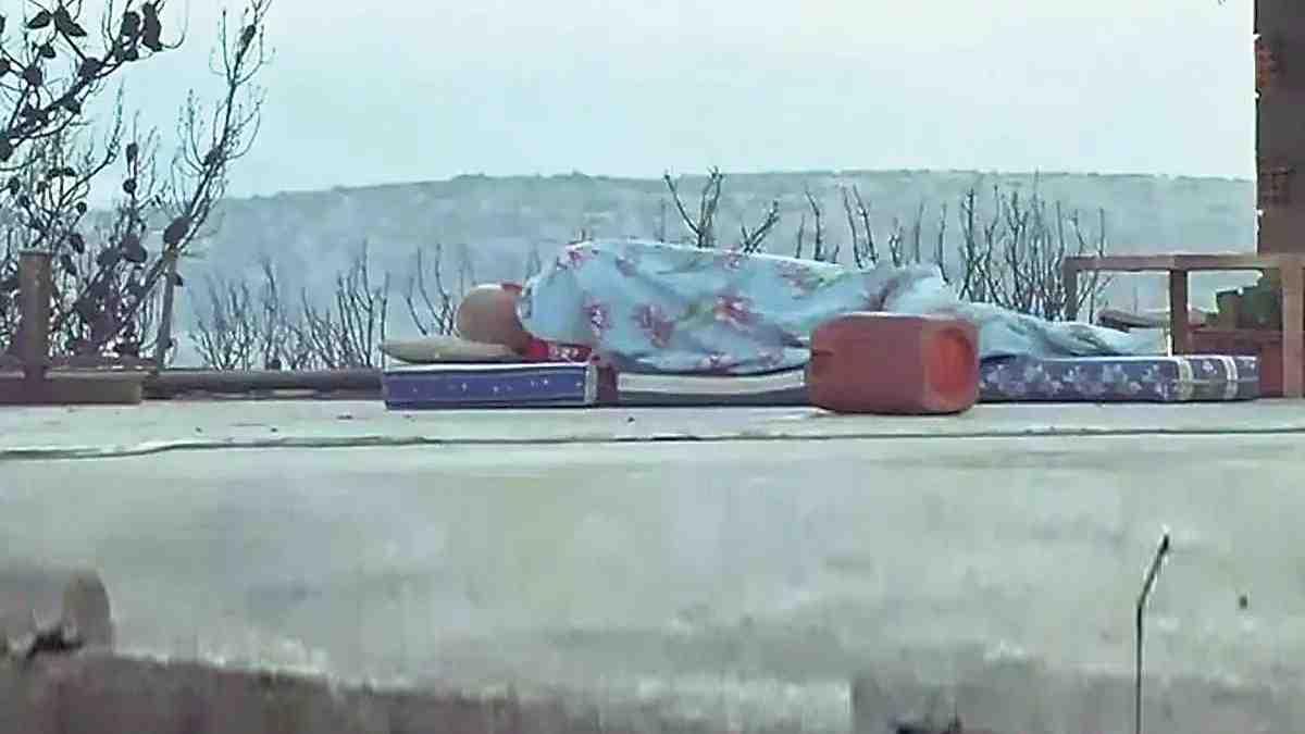 Φωτιές: Για 5η ημέρα κοιμάται στην ταράτσα ο άνδρας που είδε το σπίτι του να καίγεται ολοσχερώς – «Τι να κάνω; Πού να κοιμάμαι;» (videos)