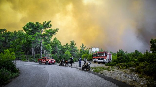 Φωτιά στη Μάνδρα: Αναζοπυρώθηκε η εστία στο Καραούλι – Άμεση κινητοποίηση της Πυροσβεστικής