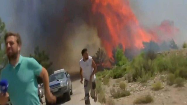 Πανικός στη Ρόδο: Η στιγμή που δημοσιογράφος και εθελοντές τρέχουν για να μην τυλιχτούν στις φλόγες! (video)