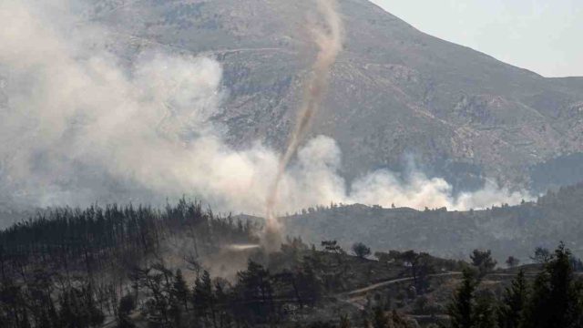 Φωτιά στη Ρόδο: Εκκένωση σε 4 χωριά ζήτησε το 112 – Ξεφεύγει το μέτωπο (video)