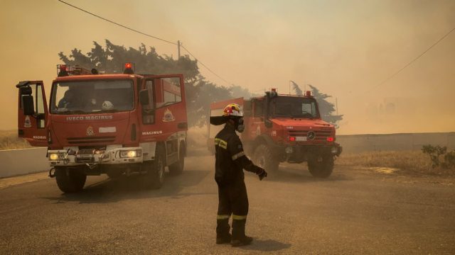 Πύρινη κόλαση στη Ρόδο: Εκκενώνεται τελικά το Βάτι μετά από τεράστια «μάχη» – Η φωτιά δίπλα στα σπίτια