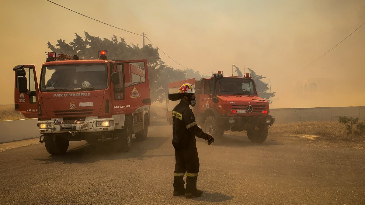 Πύρινη κόλαση στη Ρόδο: Εκκενώνεται τελικά το Βάτι μετά από τεράστια «μάχη» – Η φωτιά δίπλα στα σπίτια