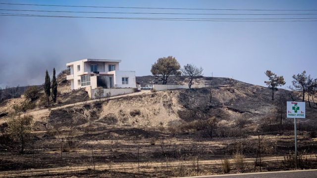 Τα πρώτα ευχάριστα από την φωτιά στη Ρόδο: Αίρεται ο κίνδυνος για τρεις οικισμούς – Επιστρέφουν σπίτια τους οι κάτοικοι