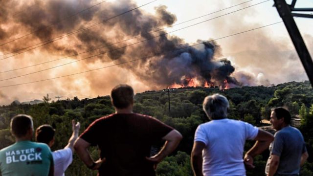 Ανεξέλεγκτη η φωτιά στη Ρόδο: Χωρισμένη σε δύο μεγάλα μέτωπα – Ένας τραυματίας (videos)