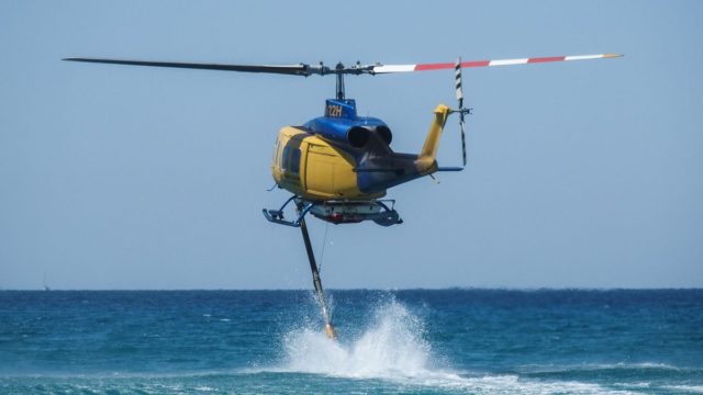 Φωτιά καίει δασική έκταση στη Θάσο – Συμβάλλουν και εναέρια μέσα