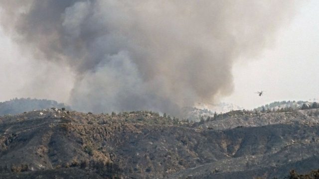 Φωτιές: Κανένα ενιαίο ενεργό μέτωπο στη Δυτική Αττική – Αισθητά καλύτερα και σε Λακωνία και Ρόδο (video)