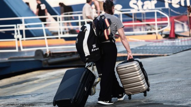 Η φωτογραφία της ημέρας: Λιμάνι, βαλίτσα, εισιτήριο, χαμόγελο… καλοκαιράκι!