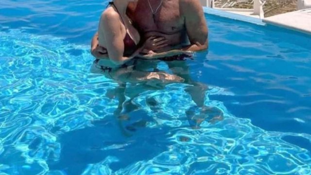 Διάσημος ηθοποιός παντρεύτηκε στη Μύκονο την κατά 38 χρόνια μικρότερη σύντροφό του (ΦΩΤΟ)