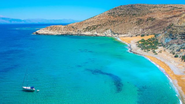 Θα σε «ξελογιάσει» με το που πατήσεις το πόδι: Το πανέμορφο ελληνικό νησί με τα σμαραγδένια νερά και τον μύθο του Οδυσσέα