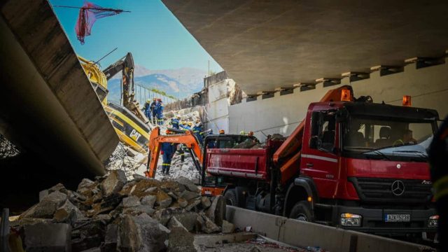 Τραγωδία στην Πάτρα: Τέσσερις συλλήψεις για την κατάρρευση της γέφυρας – Ψάχνουν ακόμη για ανθρώπους στα χαλάσματα