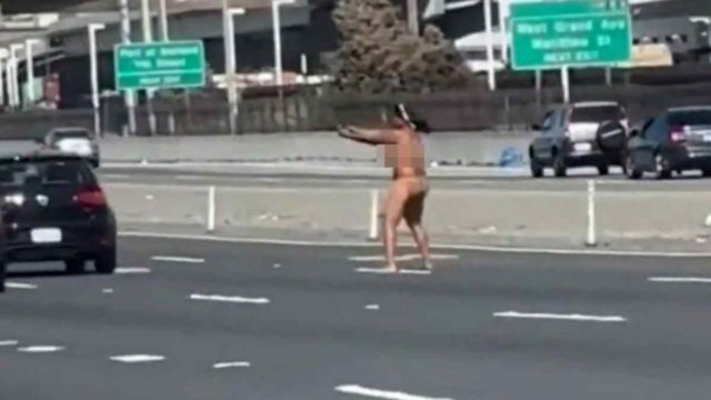 Σοκαριστικό βίντεο: Γυναίκα βγήκε γυμνή από το αυτοκίνητό της και άρχισε να πυροβολεί