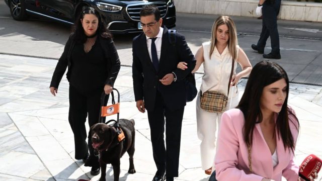 Γιώργος Σταμάτης: Ποιος είναι ο βουλευτής της Νέας Δημοκρατίας που εμφανίστηκε με σκύλο-οδηγό στην ορκωμοσία – Το ηχηρό μήνυμα που έστειλε (videos)