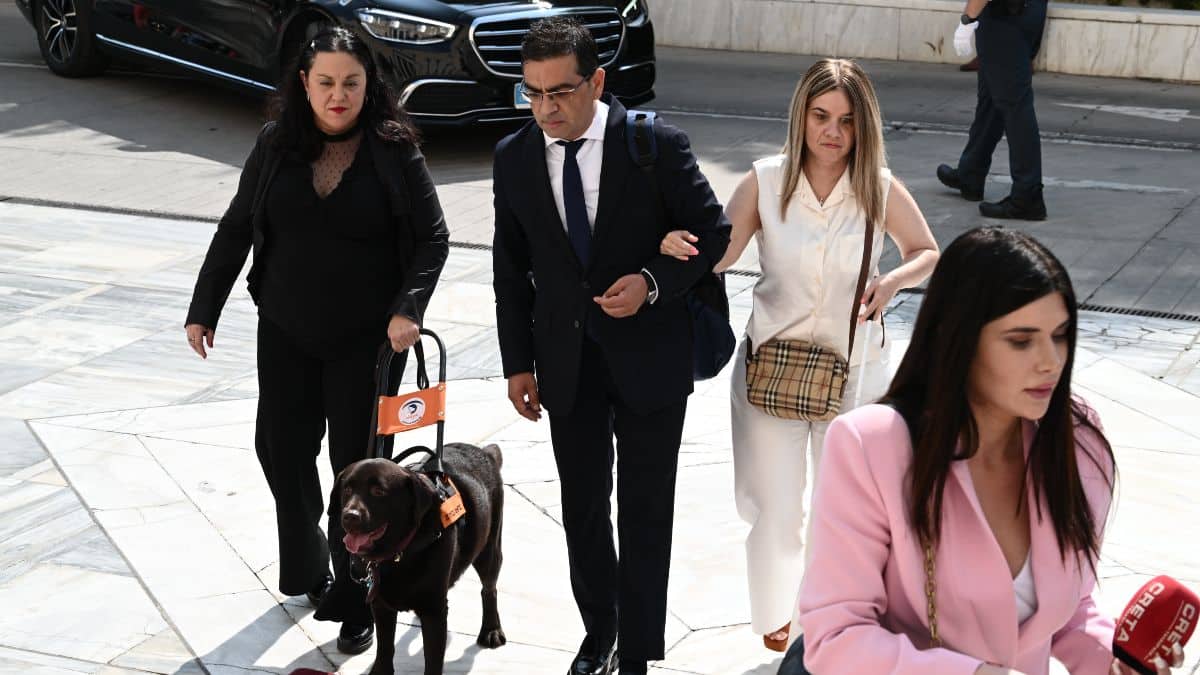Γιώργος Σταμάτης: Ποιος είναι ο βουλευτής της Νέας Δημοκρατίας που εμφανίστηκε με σκύλο-οδηγό στην ορκωμοσία – Το ηχηρό μήνυμα που έστειλε (videos)