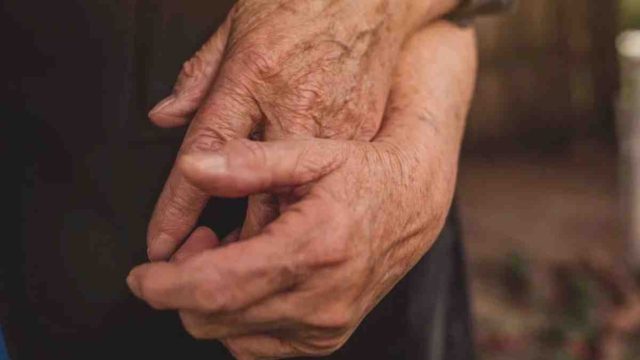 «Ραγίζει» καρδιές ηλικιωμένος στον Βόλο: Αρνούταν να αποχωριστεί 3 μέρες τη νεκρή γυναίκα του ώσπου πέθανε κι εκείνος