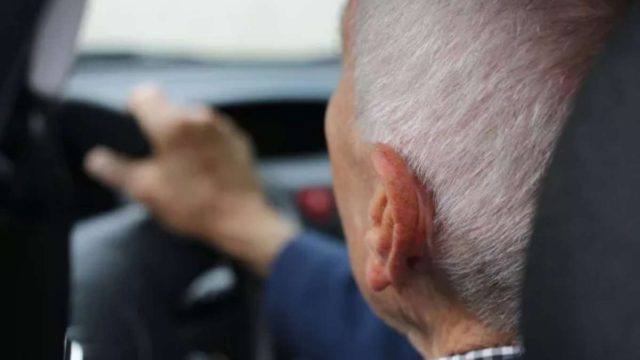 Βόλος: 89χρονος οδηγούσε «τύφλα» στο μεθύσι και πήρε σβάρνα σταθμευμένα οχήματα