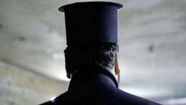 Σοκ στο Ρέθυμνο: Ιερέας χαστούκισε τη σύζυγό του στη μέση του δρόμου σαν να μην τρέχει τίποτα