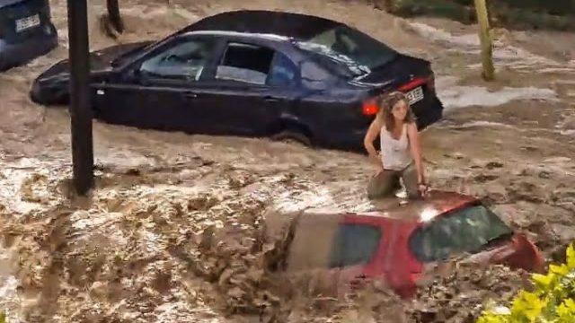 Βιβλική καταστροφή στην Ισπανία: Γυναίκα σκαρφάλωσε σε οροφή αυτοκινήτου για να σωθεί από τις πλημμύρες (video)