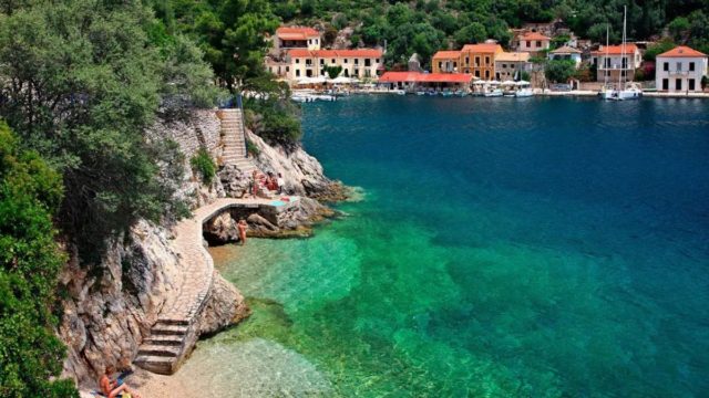 Παραλίες με πράσινο: 3 ελληνικά νησιά για βουτιές σε καταγάλανα νερά μέσα στη φύση!