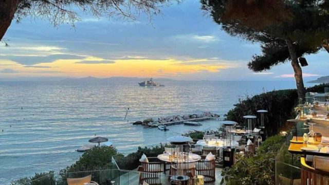 Ο Τάσος Δούσης επισκέφτηκε την «Ιθάκη» της Βουλιαγμένης και εξηγεί γιατί είναι κορυφαίος γαστρονομικός προορισμός