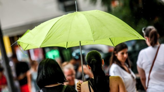 Καιρός σήμερα 3/7: Καταιγίδες, πτώση της θερμοκρασίας και ενίσχυση ανέμων – Πού «χτυπούν» τα φαινόμενα σύμφωνα με την ΕΜΥ (video)