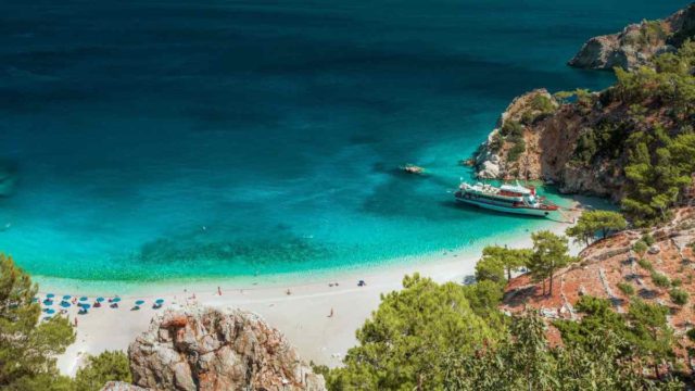 Το «μαργαριτάρι» των Δωδεκανήσων: Το νησί με τα κρυστάλλινα νερά και τα γραφικά χωριά