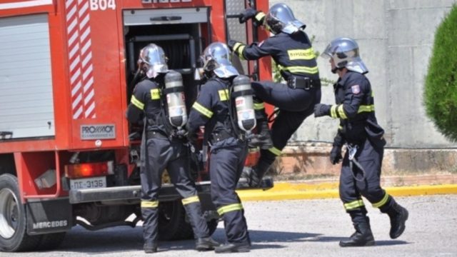 «Συναγερμός» στην Κάρπαθο: Πήρε φωτιά αποθήκη πυρομαχικών στο στρατόπεδο – Έβγαιναν καπνοί