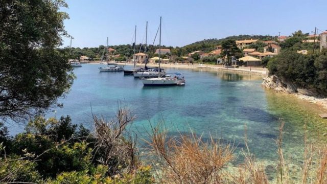 Εισιτήριο 3€, φαγητό με 10€: Το νησί-ησυχαστήριο που επιλέγουν όσοι προτιμούν φθηνές κι ανέμελες διακοπές