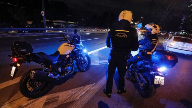 Επεισοδιακή καταδίωξη στο κέντρο της Αθήνας – Στο νοσοκομείο δύο αστυνομικοί