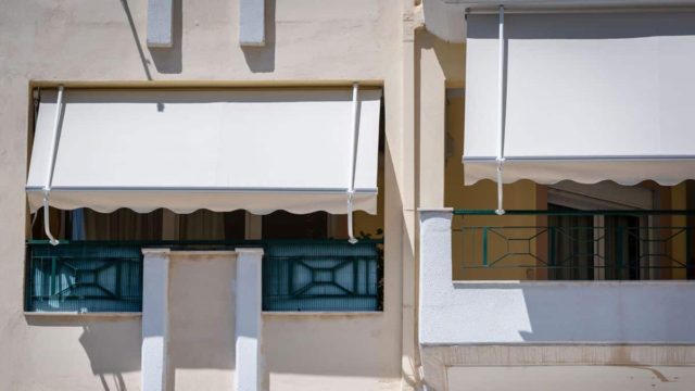 Μπαλκόνι που λάμπει: Τα 3 κόλπα που θα κάνουν τις τέντες σας σαν καινούριες