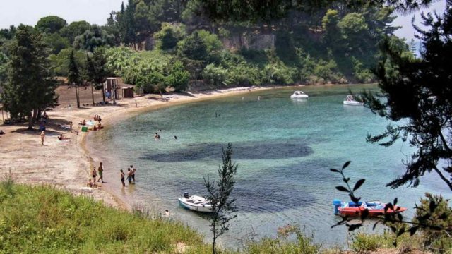 Γραφικό με κρυστάλλινα νερά: Αυτό είναι το ελληνικό νησάκι με σχήμα καρδιάς που αγνοούν πολλοί