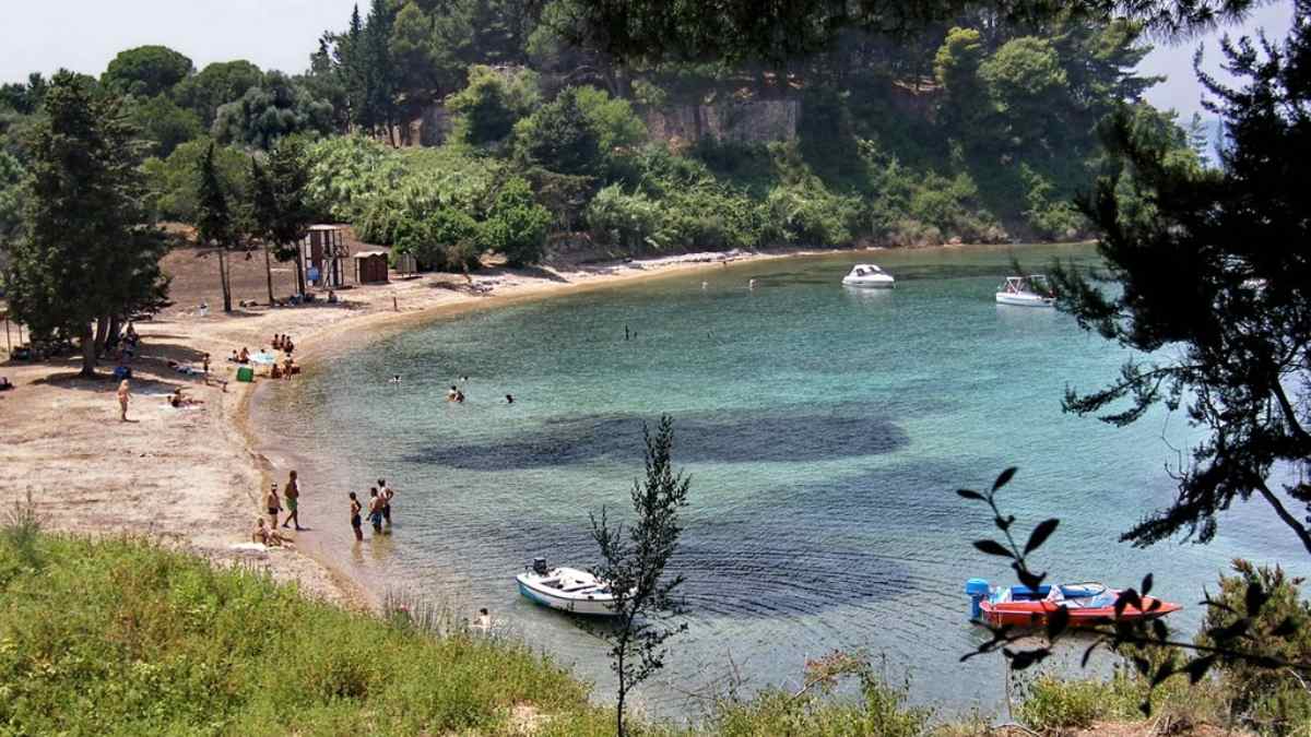Γραφικό με κρυστάλλινα νερά: Αυτό είναι το ελληνικό νησάκι με σχήμα καρδιάς που αγνοούν πολλοί