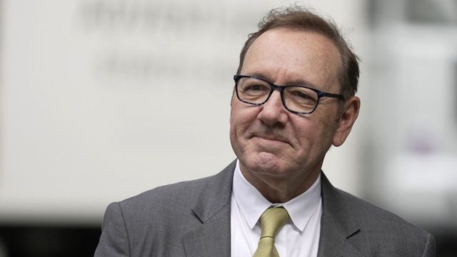 Κέβιν Σπέισι: «Πανηγυρική αθώωση για τον ηθοποιό» – Απαλλάσσεται από όλες τις κατηγορίες σεξουαλικών επιθέσεων