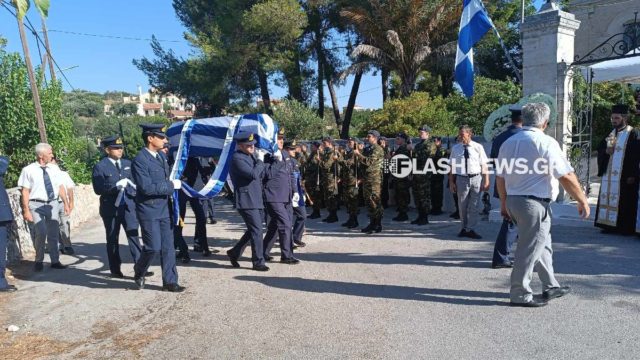Θρήνος στα Χανιά: Πλήθος κόσμου για το τελευταίο «αντίο» στον σμηναγό Χρήστο Μουλά – Τυλιγμένο με τη γαλανόλευκη το φέρετρο (video – photos)
