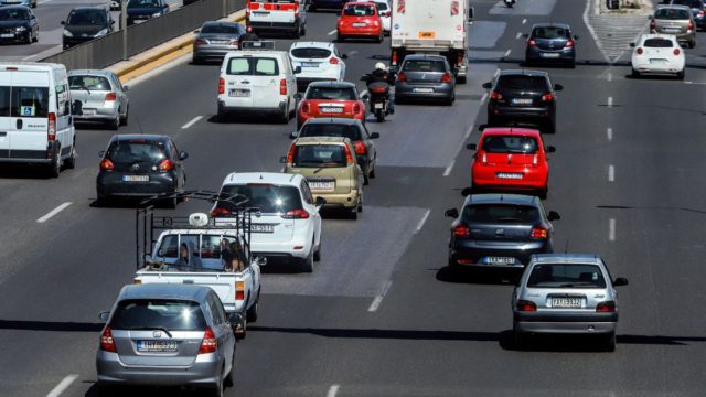 «Κόλαση» στους δρόμους της Αθήνας: Μποτιλιάρισμα στον Κηφισό – Φορτηγό έπιασε φωτιά εν κινήσει