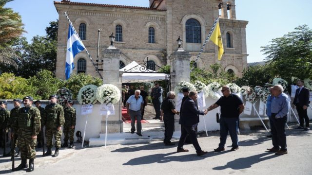Κηδεία Χρήστου Μουλά: Κατέρρευσε η εγκυμονούσα σύζυγος του νεκρού πιλότου! Δεν άντεξε να δει την ταφή και αποχώρησε