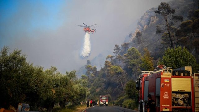«Πυριτιδαποθήκη» η χώρα: Ακραίος κίνδυνος για νέες πυρκαγιές και σήμερα Δευτέρα (24/07) – Οι 13 περιφέρειες που βρίσκονται στο «κόκκινο»