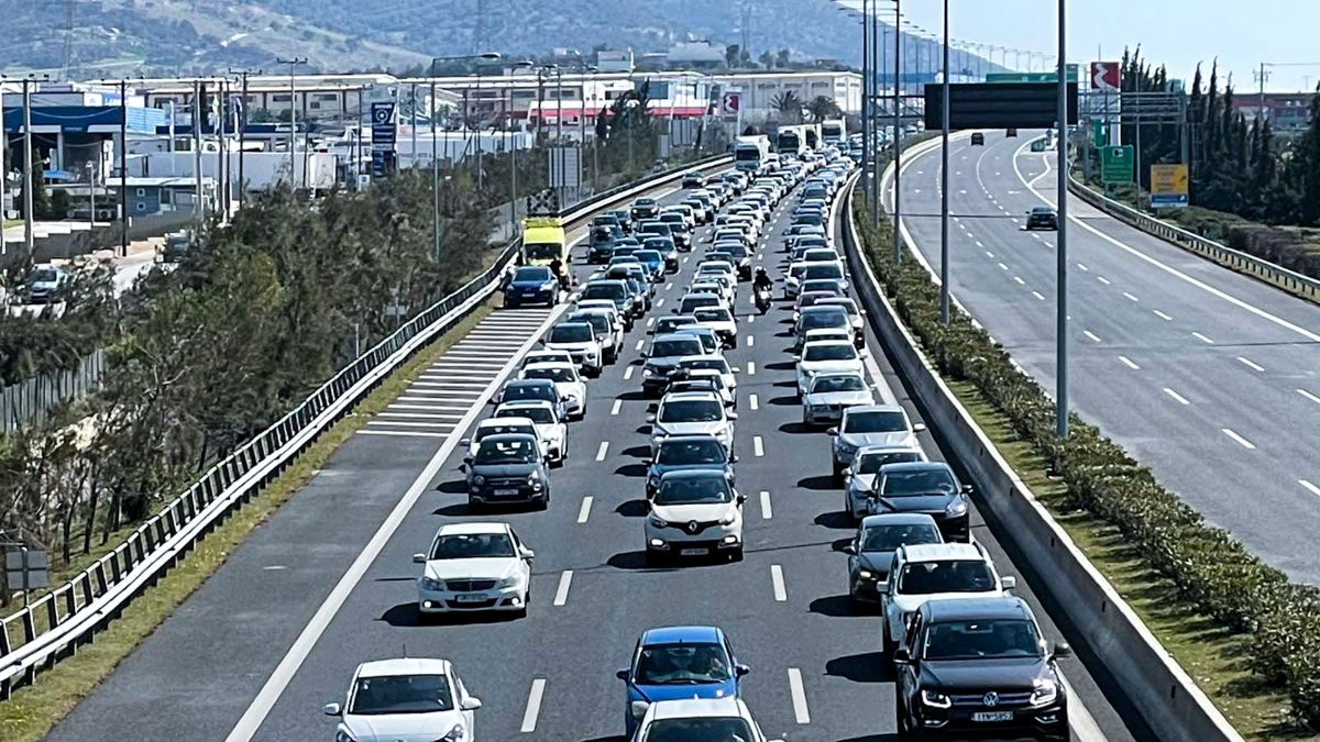 Χάος στους δρόμους – Καραμπόλα τριών οχημάτων στην Αττική Οδό