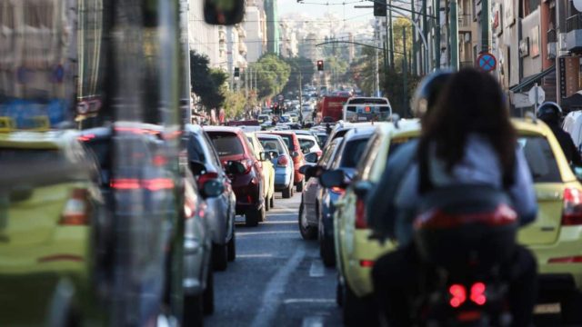 «Κολλημένα» τα αυτοκίνητα στην Αττική Οδό – Έγινε τροχαίο στο ύψος του κόμβου Κηφισίας (photo)