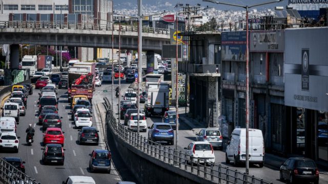 «Ουρές» τα αυτοκίνητα στην άνοδο του Κηφισού λόγω έργων – Πρόβλημα και στην Αττική Οδό (photo)