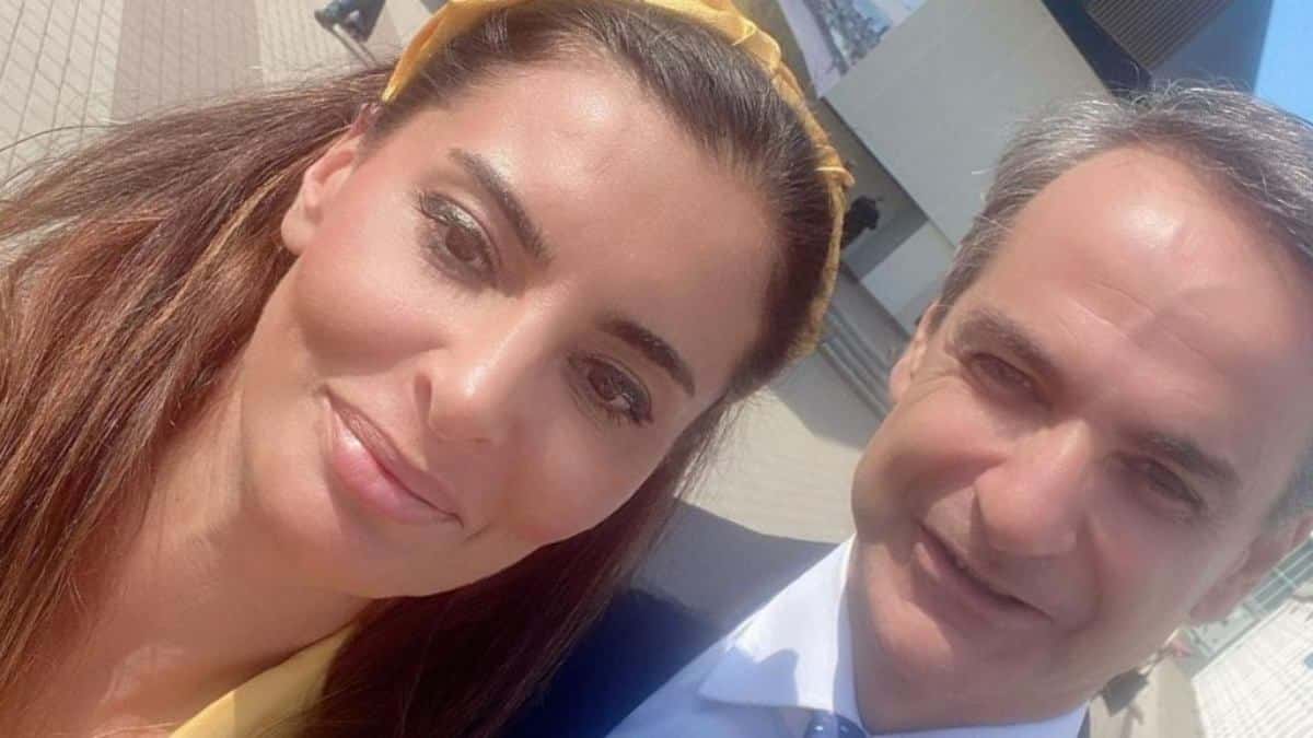 «Τούμπα» μεγατόνων από Τουρκάλα δημοσιογράφο: Το 2022 έλεγε «μην πάτε στα ελληνικά νησιά» και φέτος έβγαλε selfie με τον Μητσοτάκη