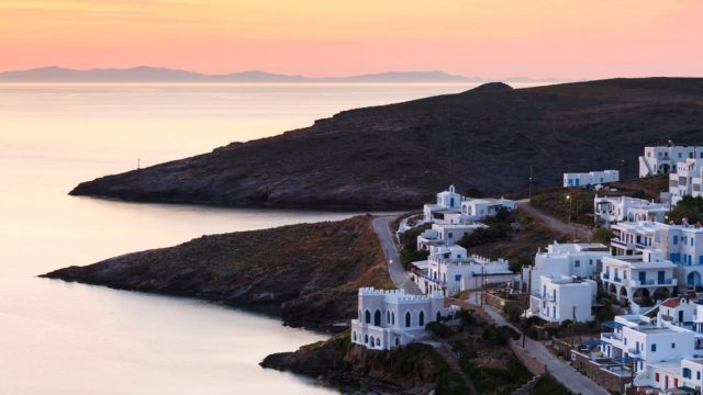 Άνετοι με λίγα λεφτά: Το κοντινό νησί «παράδεισος» που επιλέγουν φέτος οι Έλληνες 25-40 ετών
