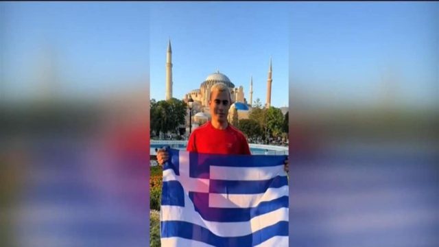 “Δικτακτορία” στην Κωνσταντινούπολη: Έλληνας άνοιξε την ελληνική σημαία μπροστά στην Αγία Σοφιά και τον απέλασαν! «Το Τζαμί είναι η καρδιά του έθνους μας» – Προκαλεί ο Τσελίκ (Video)