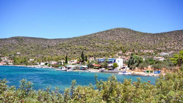 Μοιάζει με νησί: Το παραθαλάσσιο χωριό δίπλα στην Αθήνα για οικονομικές διακοπές