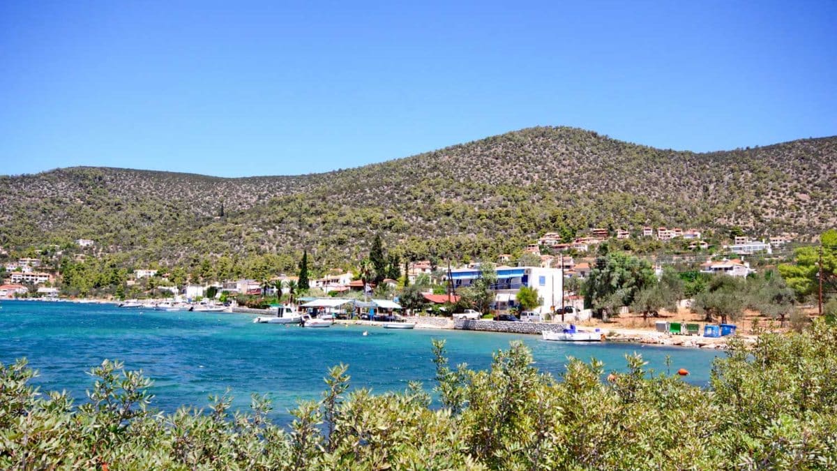 Μοιάζει με νησί: Το παραθαλάσσιο χωριό δίπλα στην Αθήνα για οικονομικές διακοπές
