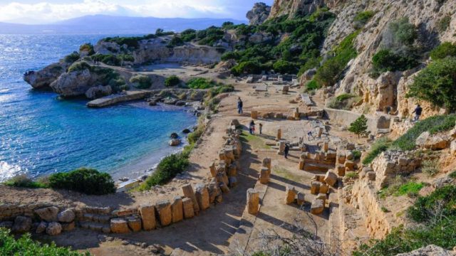 «Βουτιά» στην ιστορία: Η πανέμορφη, μυστική παραλία μέσα σε αρχαιολογικό χώρο