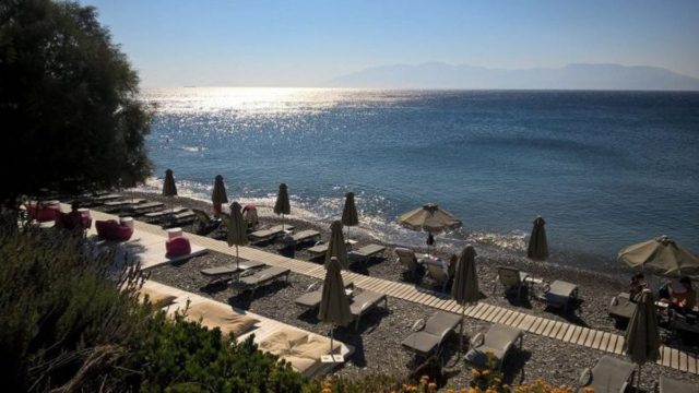 Φιλόξενο, σαν απέραντη παραλία: Το ελληνικό νησί της χαλάρωσης με τις θεϊκές, κρυφές γωνιές που μάγεψε τον Τάσο Δούση!
