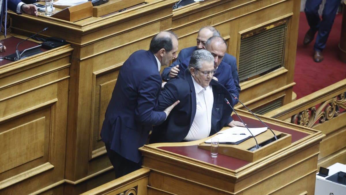 Ώρα τρόμου για τον Δημήτρη Κουτσούμπα: Βίντεο ντοκουμέντο από τη στιγμή που καταρρέει στη Βουλή
