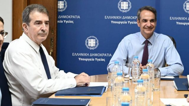 Επίσκεψη Μητσοτάκη στο υπ. Υγείας: «Με στελέχη των Στρατού και της Πυροσβεστικής η πρώτη λύση για το ΕΚΑΒ» – Περνά άμεσα η σχετική πράξη νομοθετικού περιεχομένου (video)