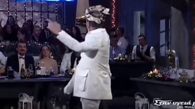 Θα κλάψετε από τα γέλια: Αυτό το ζεϊμπέκικο έκανε ένα ολόκληρο πλατό να «λυγίσει»!